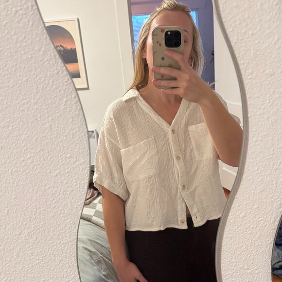 Cropped White Buttonup Blouse - Picture 3 of 5